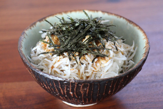 きざみのりたっぷりしらす丼